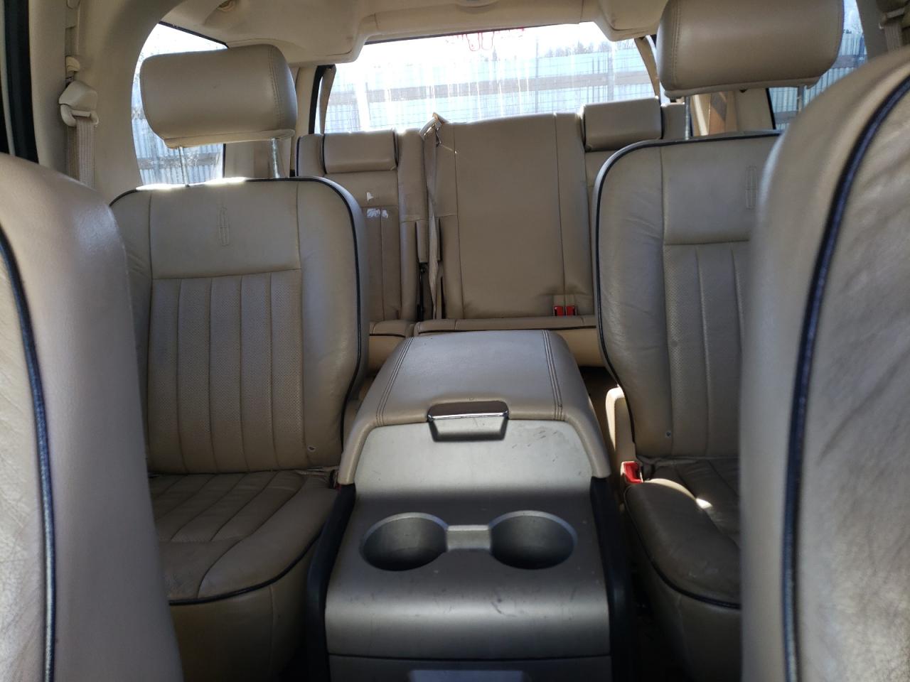 2006 Lincoln Navigator - Image 10