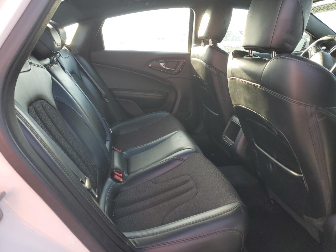 2015 Chrysler 200 - Image 10