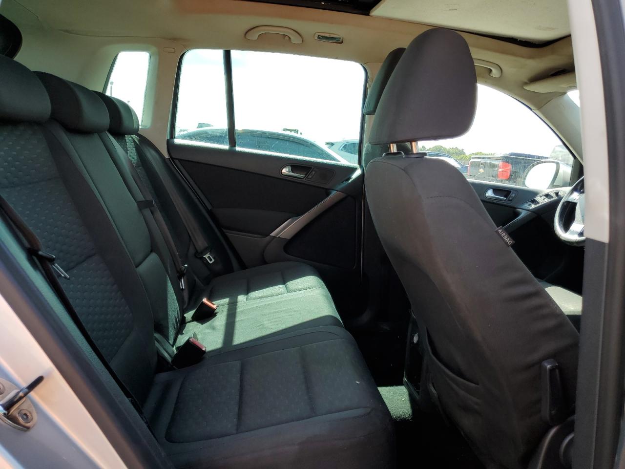 2009 Volkswagen Tiguan - Image 11