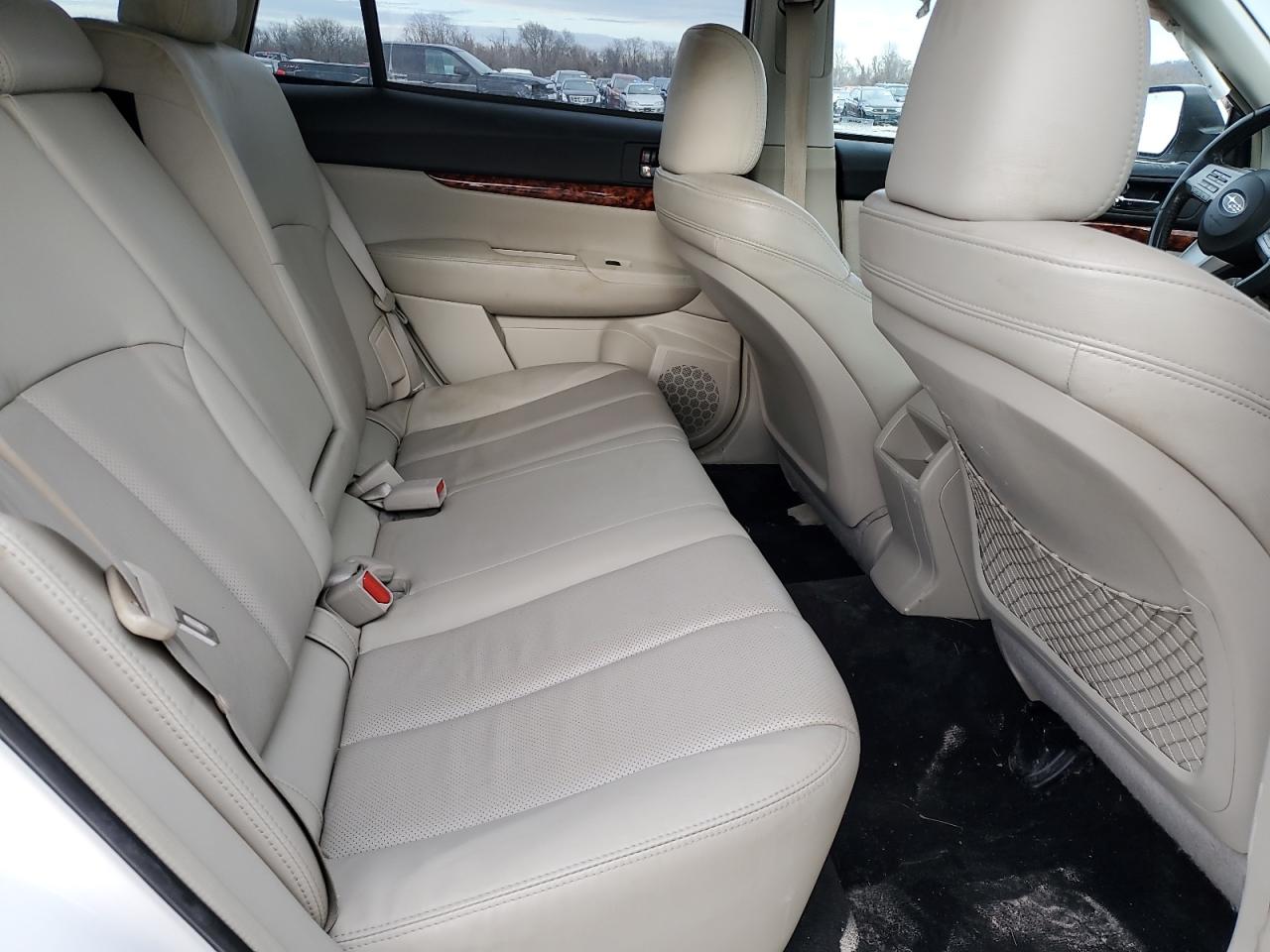 2011 Subaru Outback - Image 11