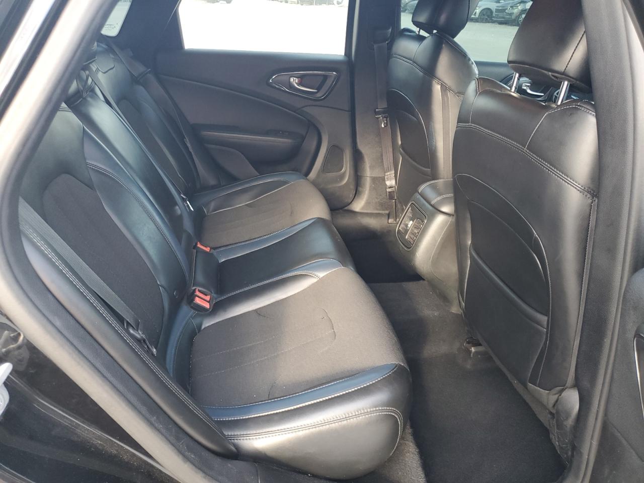 2015 Chrysler 200 - Image 10