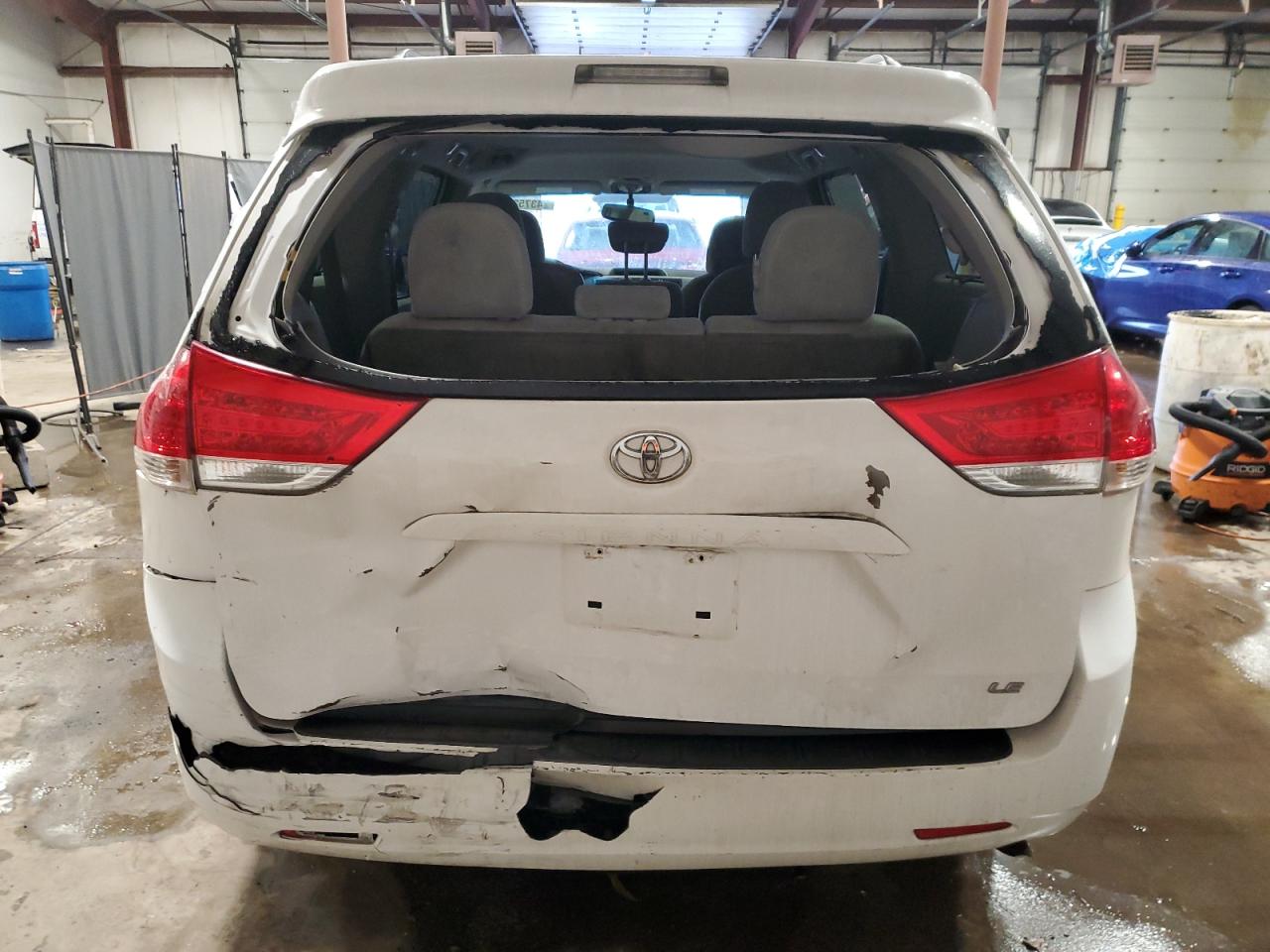 2012 Toyota Sienna - Image 6