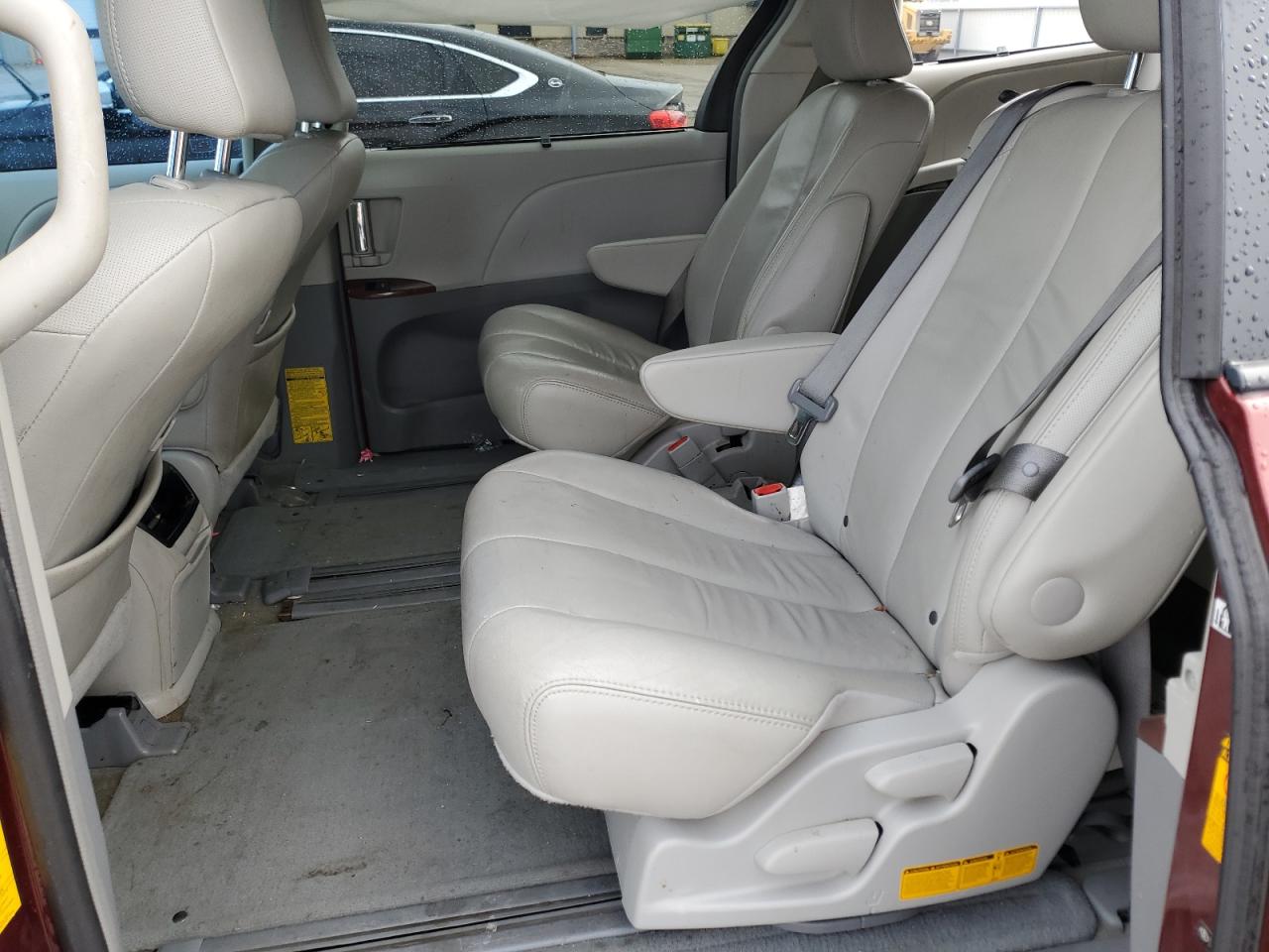 2014 Toyota Sienna - Image 11