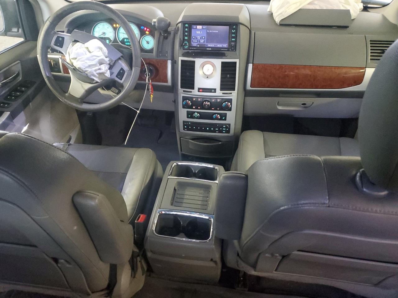 2008 Chrysler Town & Country - Image 8
