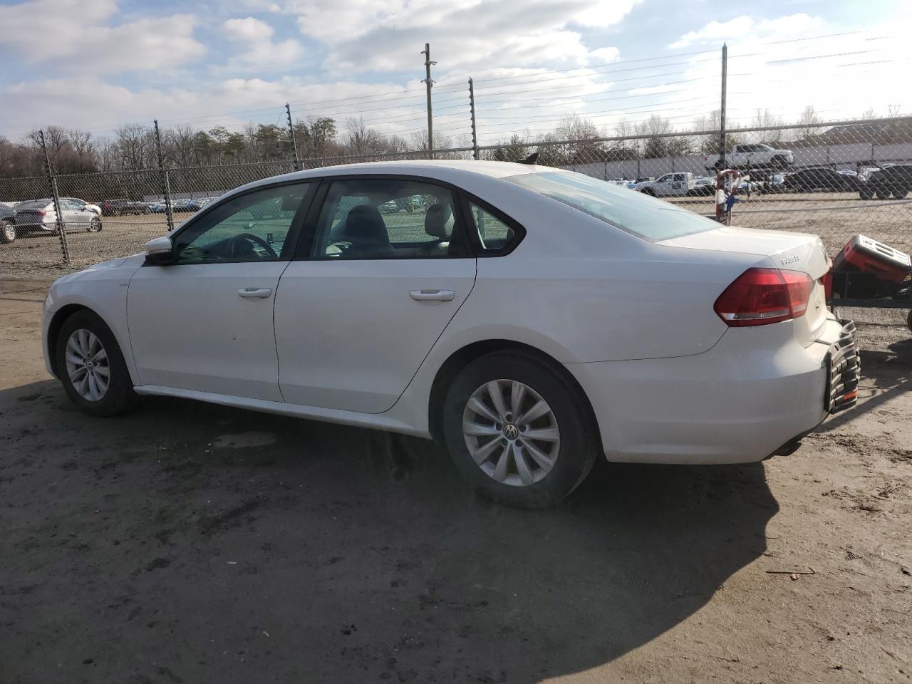 2014 Volkswagen Passat - Image 2