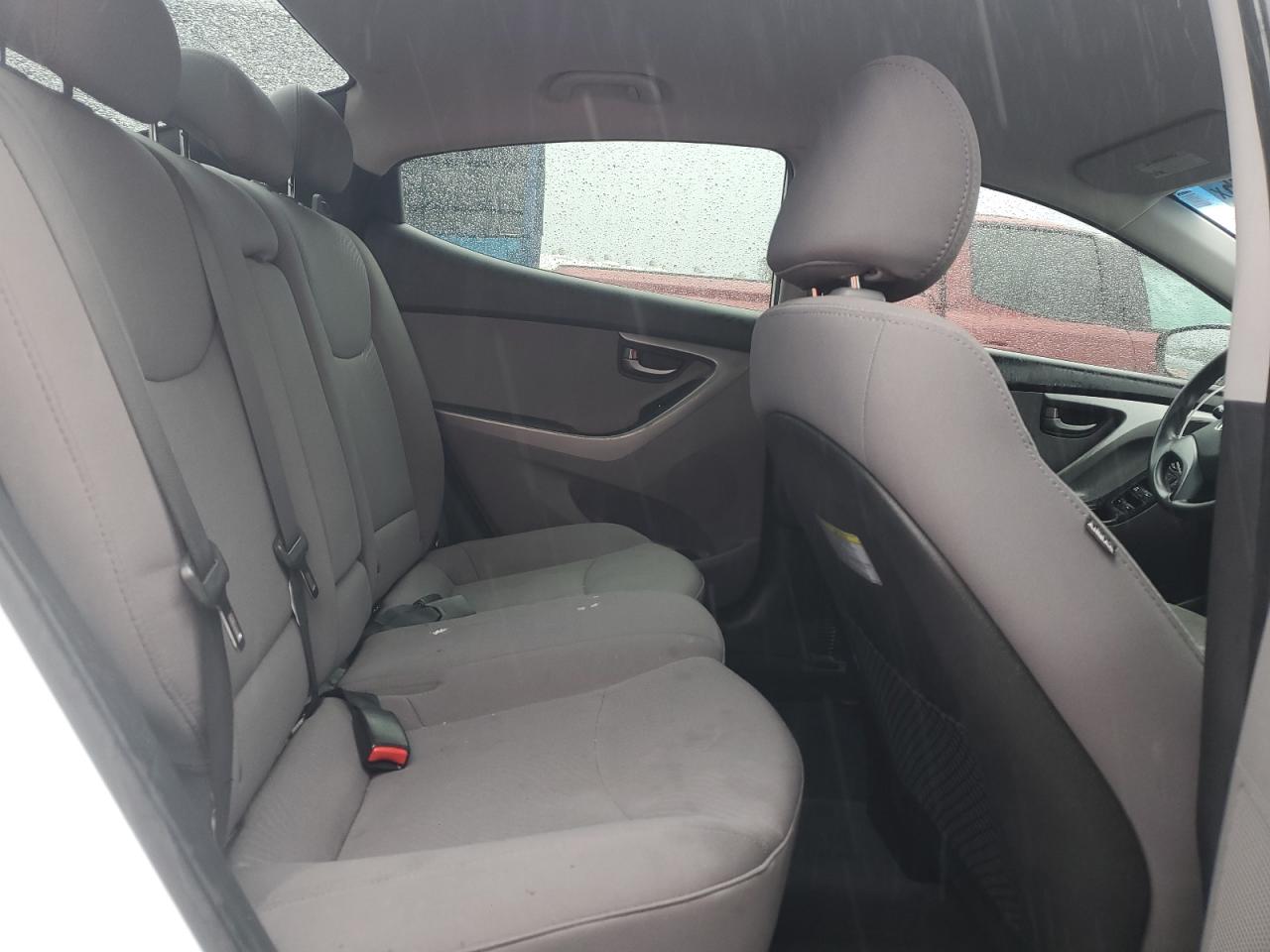 2016 Hyundai Elantra - Image 10