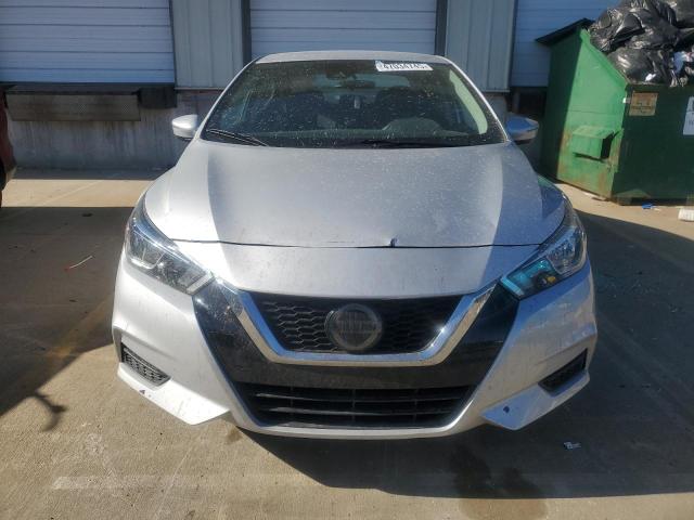  NISSAN VERSA 2021 Srebrny