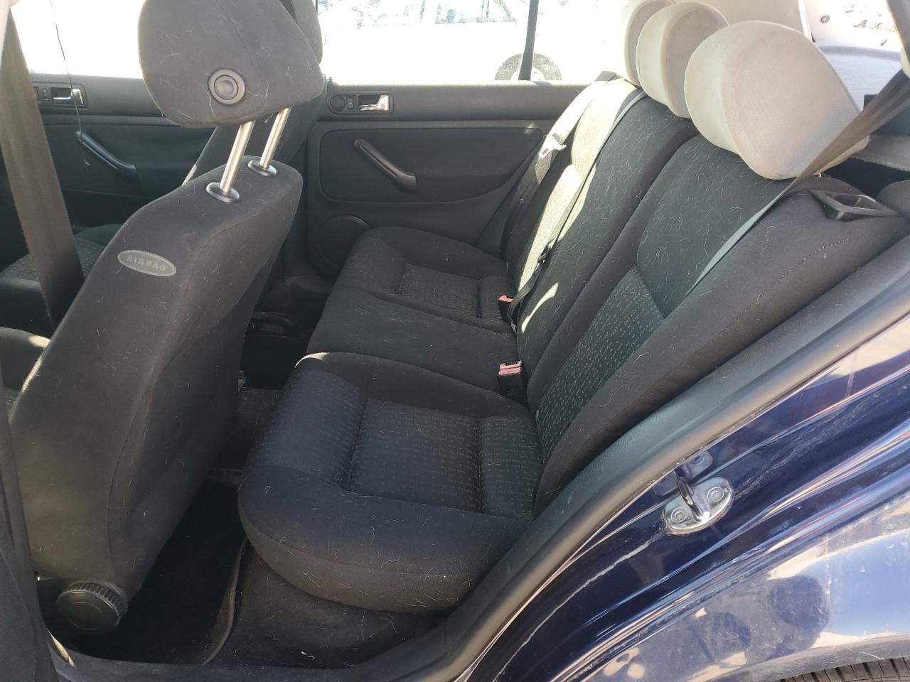 2004 Volkswagen Golf - Image 10