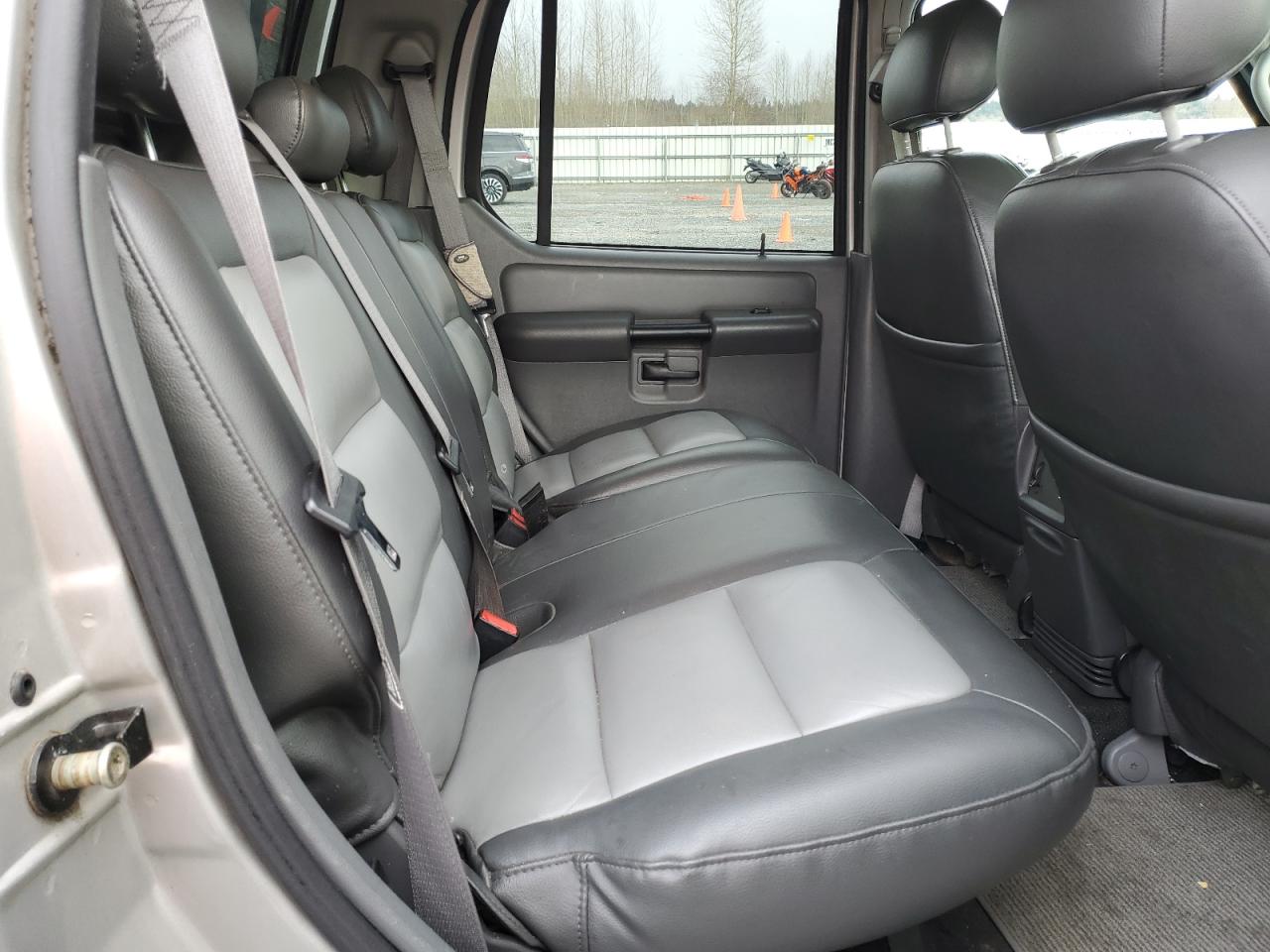 2004 Ford Explorer - Image 10