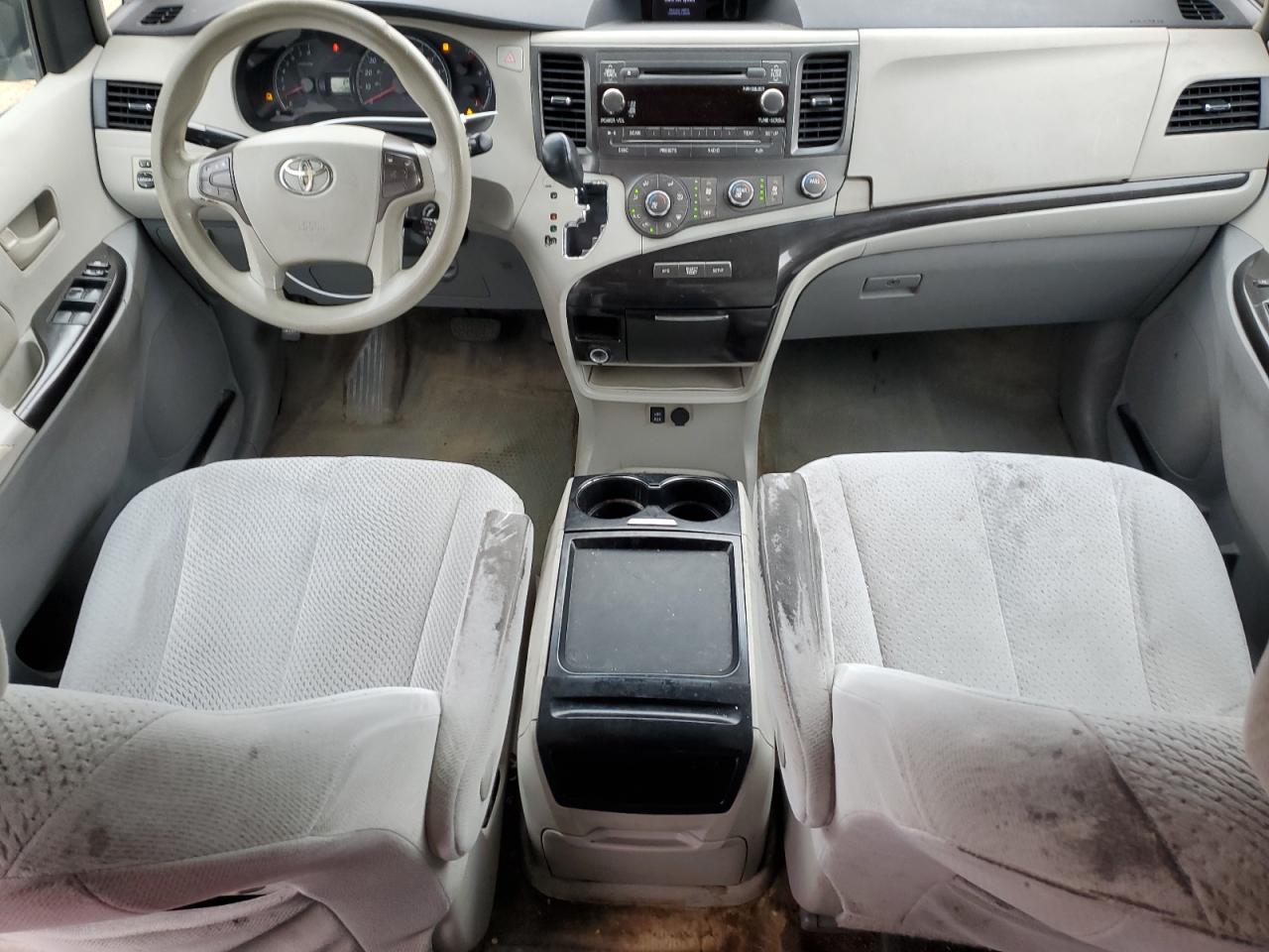 2011 Toyota Sienna - Image 8