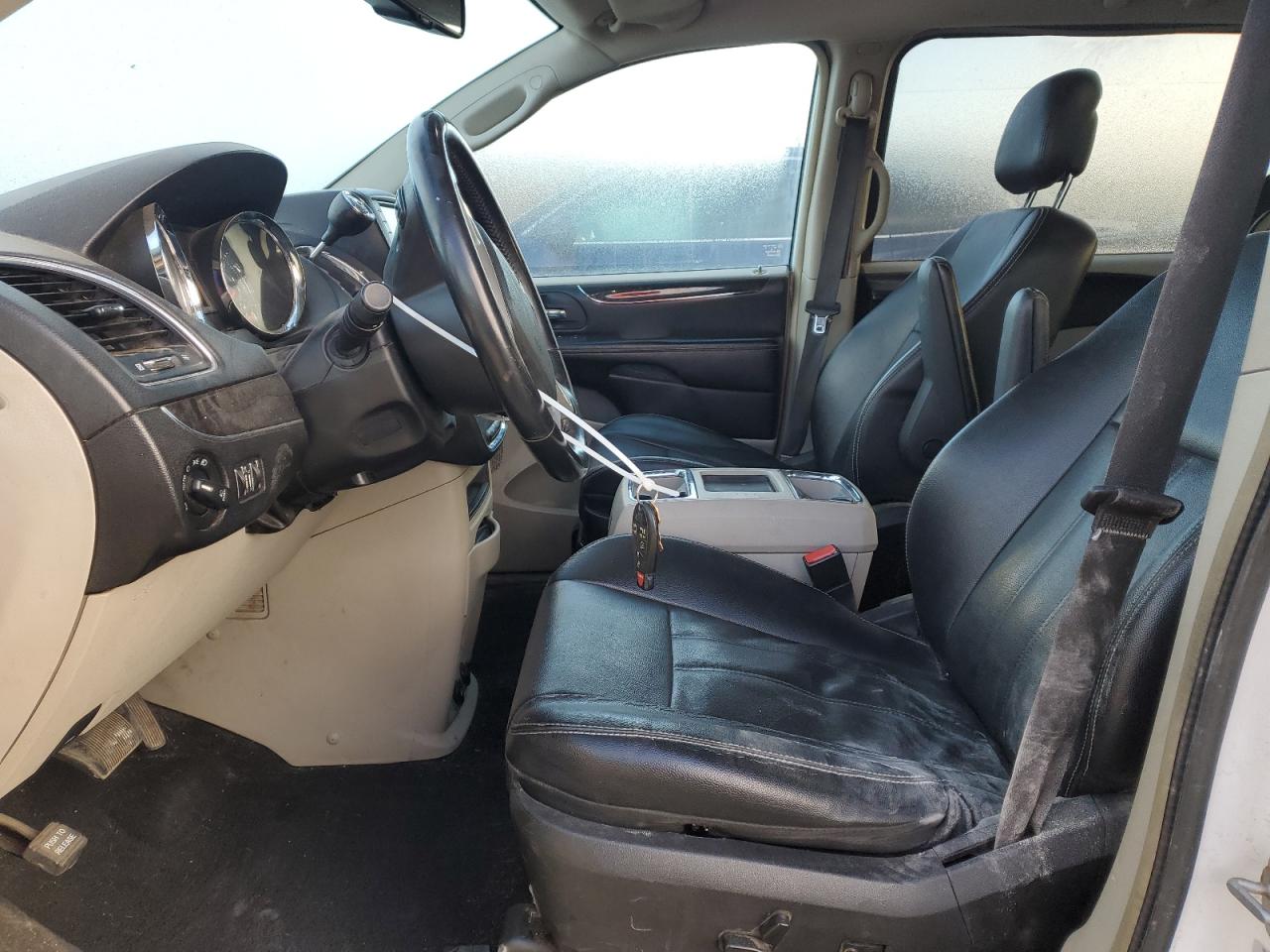 2015 Chrysler Town & Country - Image 7