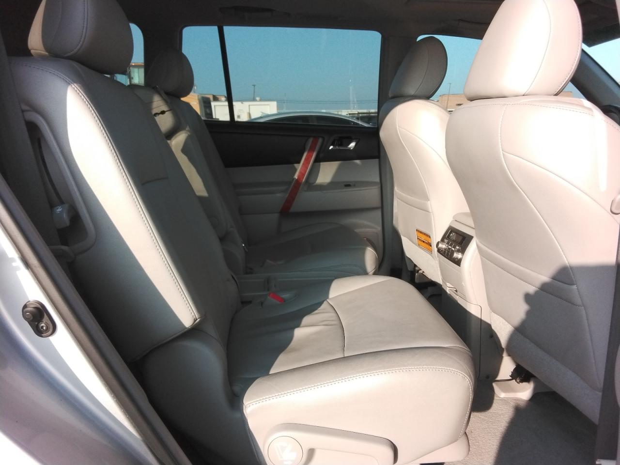 2010 Toyota Highlander - Image 11