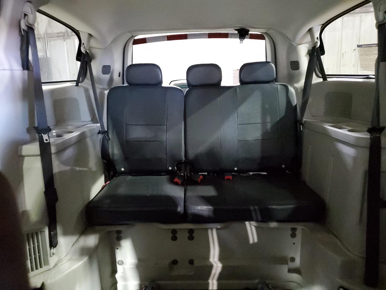 2016 Dodge Caravan - Image 10