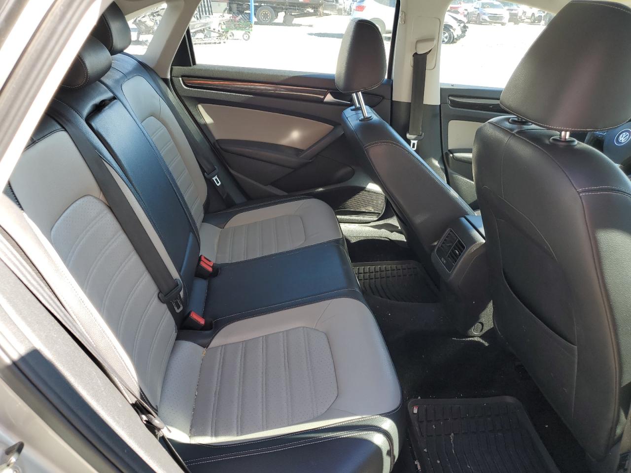2014 Volkswagen Passat - Image 10