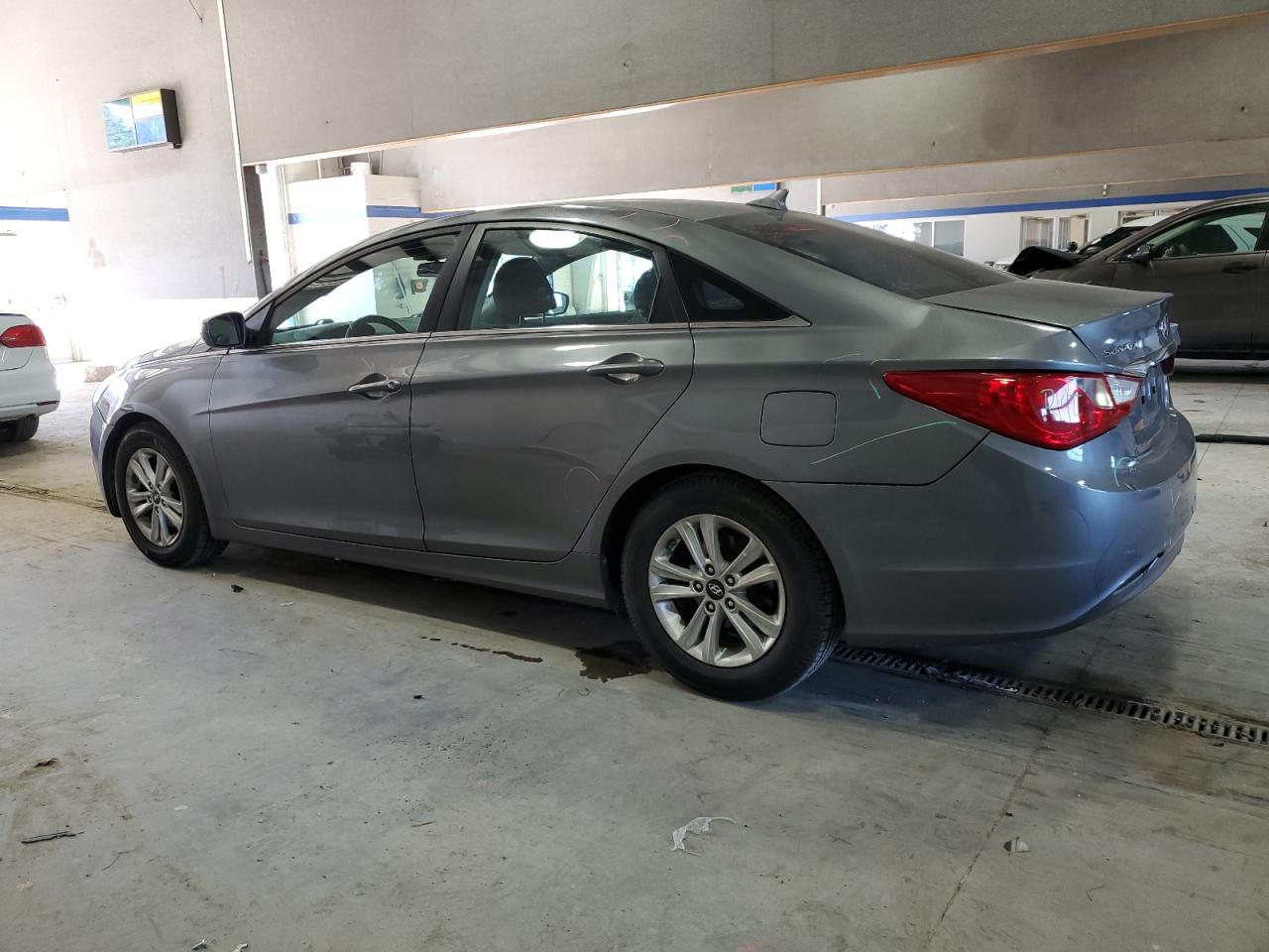2011 Hyundai Sonata - Image 2