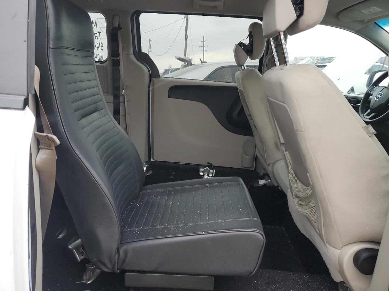 2015 Dodge Caravan - Image 11
