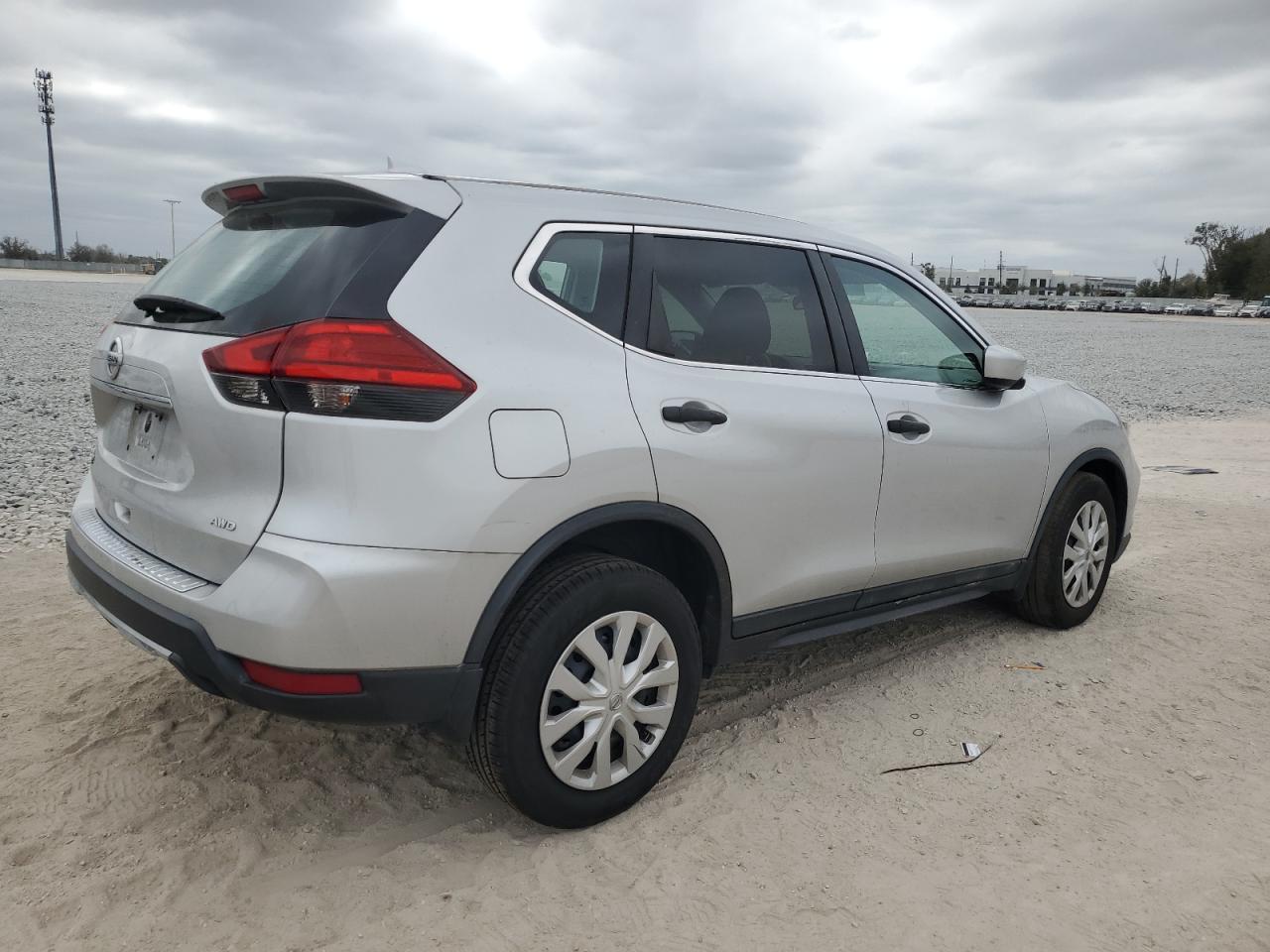 2017 Nissan Rogue - Image 3
