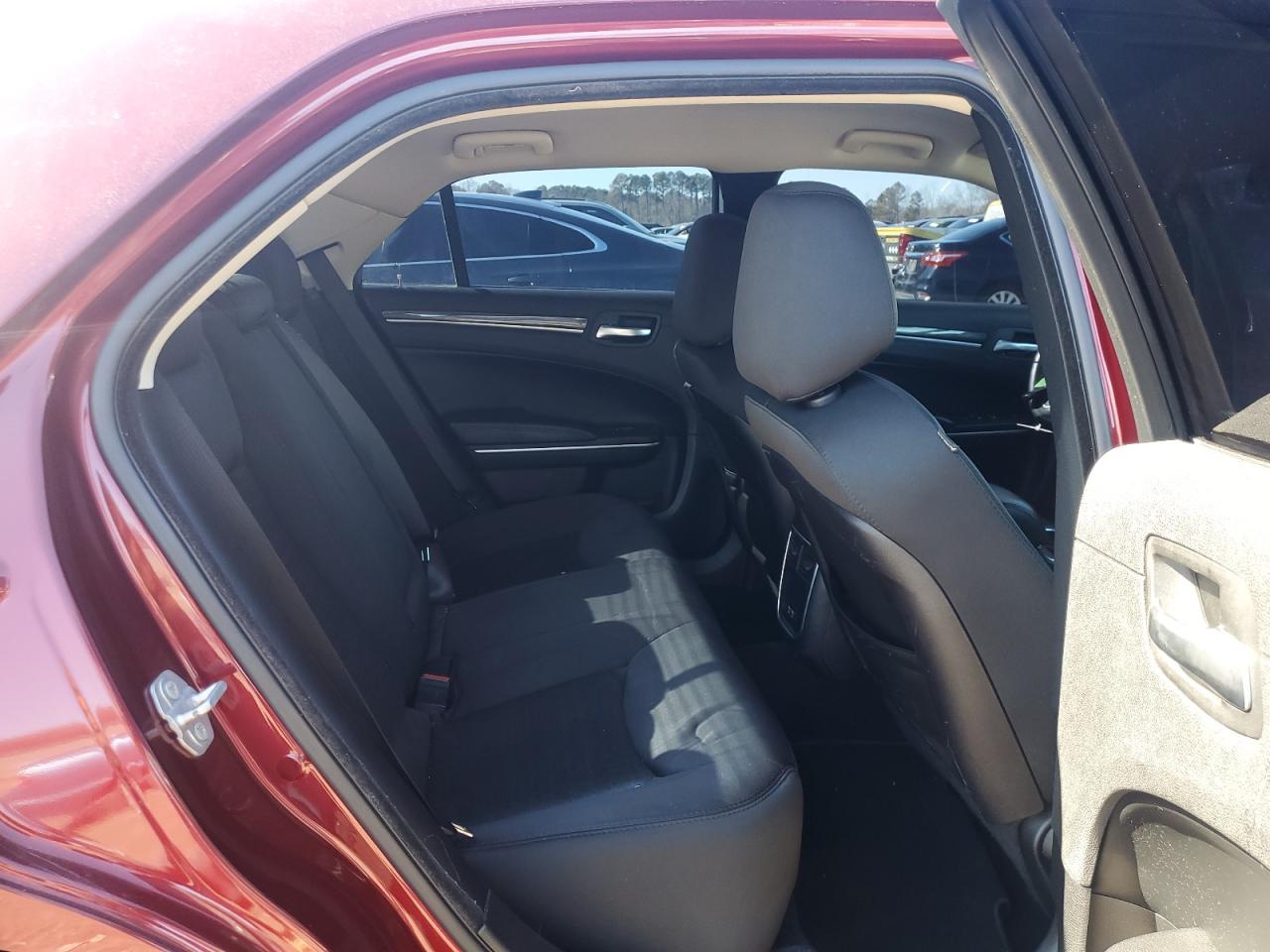 2019 Chrysler 300 - Image 10