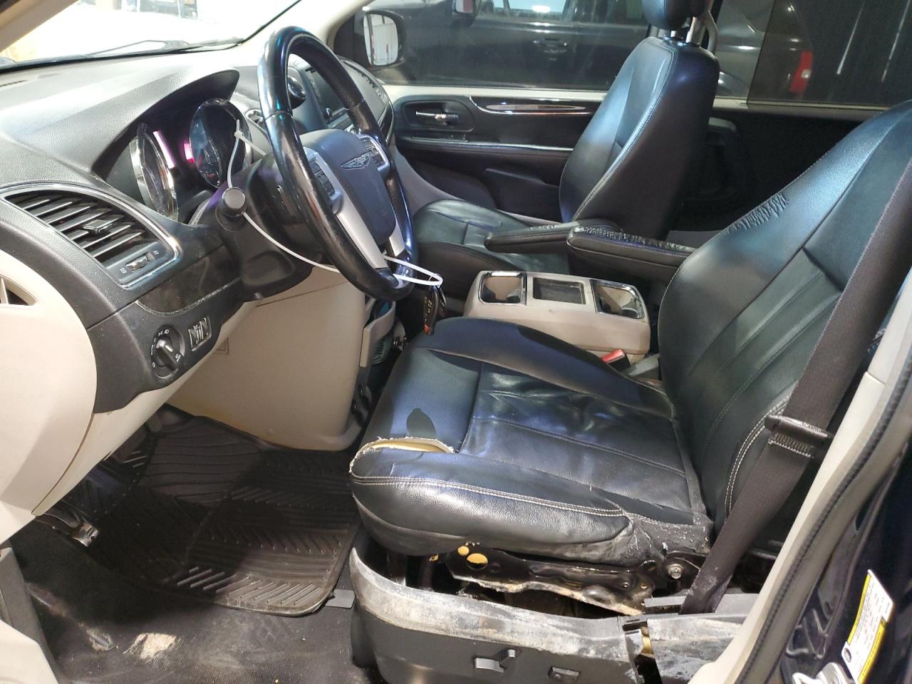 2013 Chrysler Town & Country - Image 7