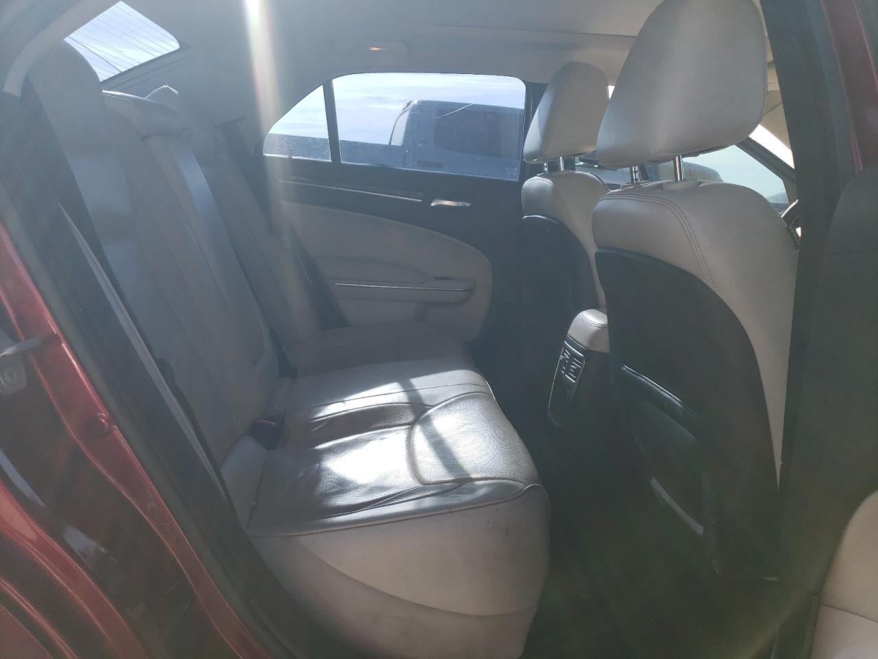 2016 Chrysler 300 - Image 11