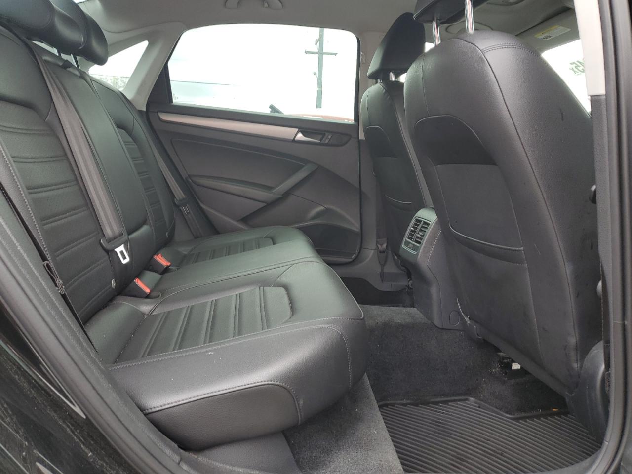 2015 Volkswagen Passat - Image 10
