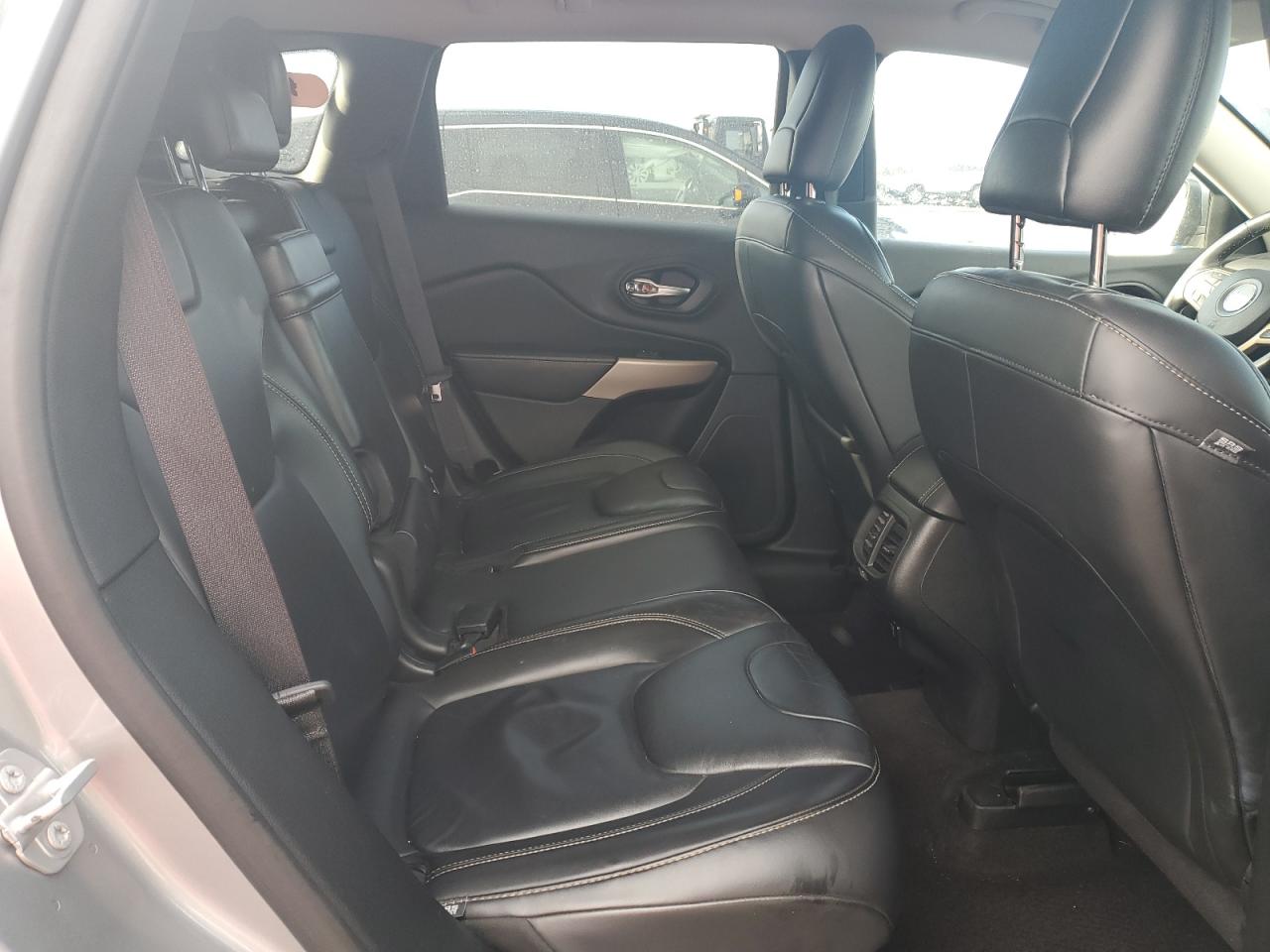 2017 Jeep Grand Cherokee - Image 11