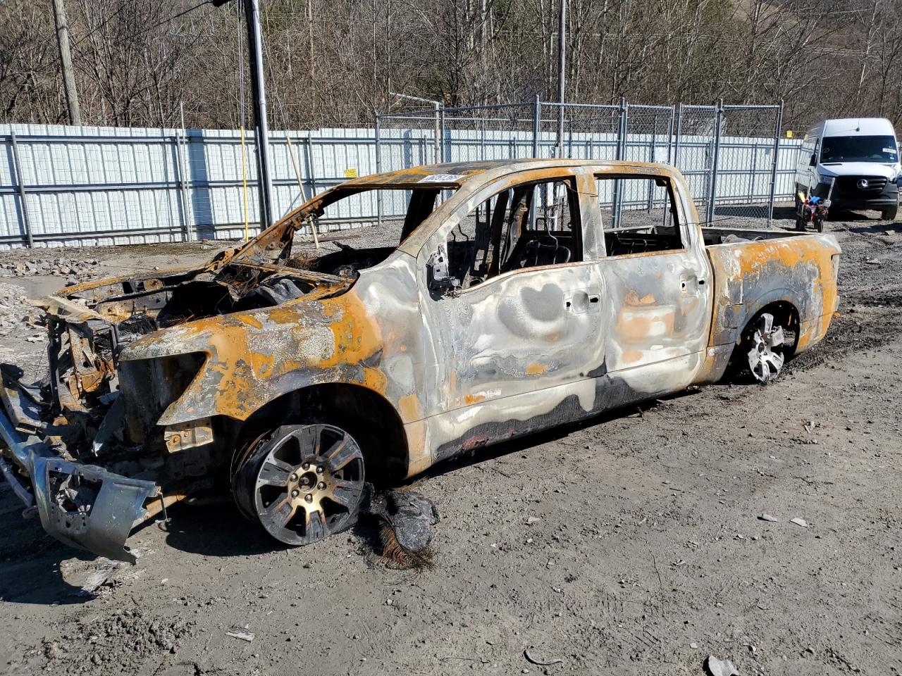Hurricane, WV에서 판매 중인 2021 Nissan Titan S - Burn