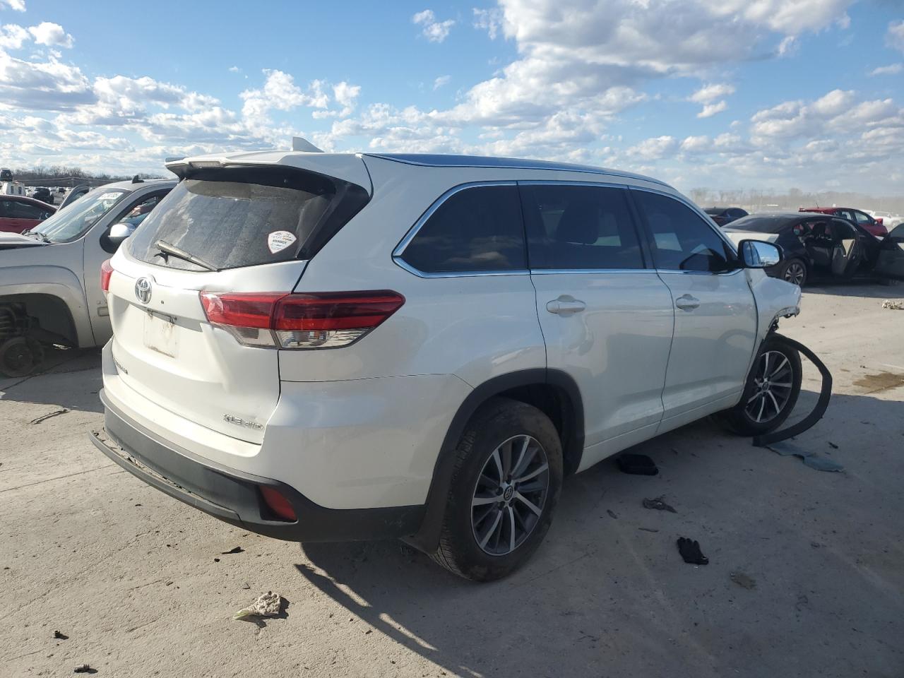 2017 Toyota Highlander - Image 3