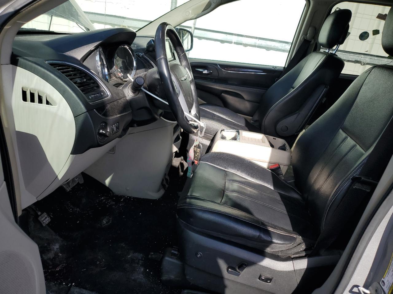 2014 Chrysler Town & Country - Image 7