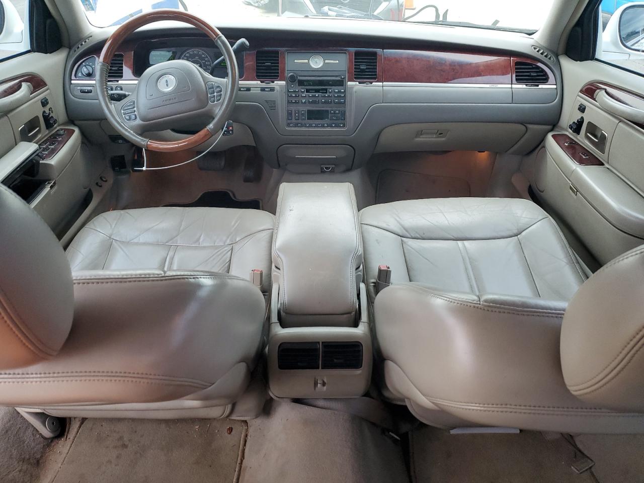2003 Lincoln Town Car - Image 8