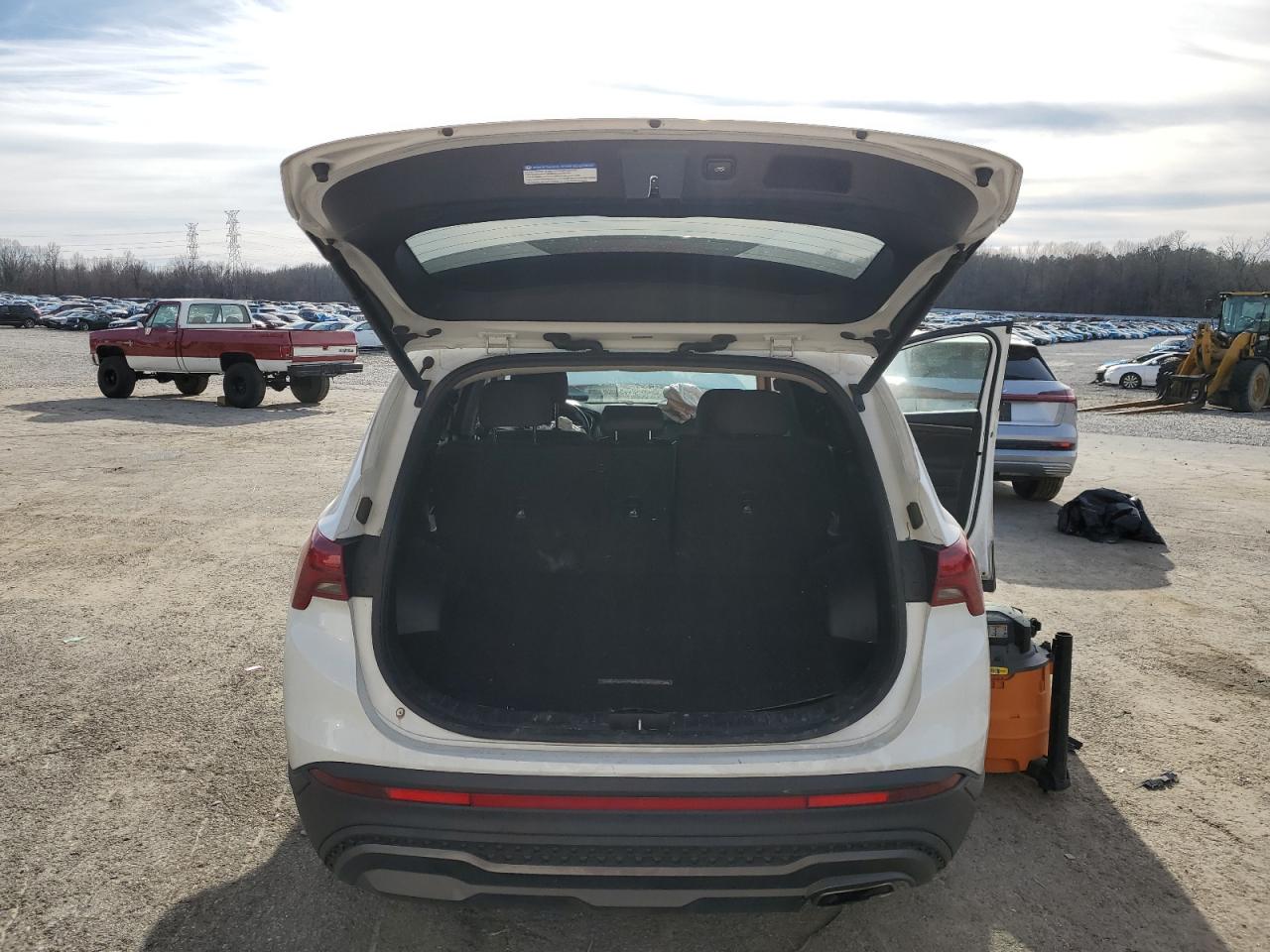 2022 Hyundai Santa Fe - Image 6