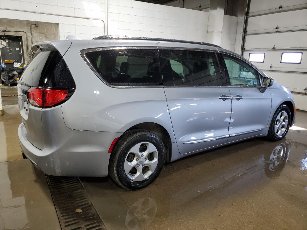 2017 Chrysler Pacifica - Image 3