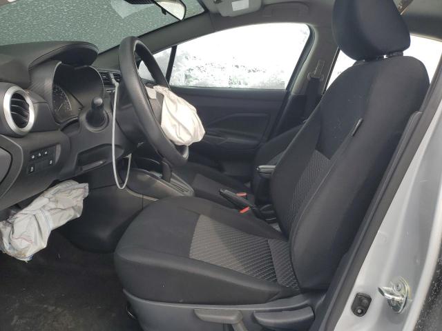  NISSAN VERSA 2023 Srebrny