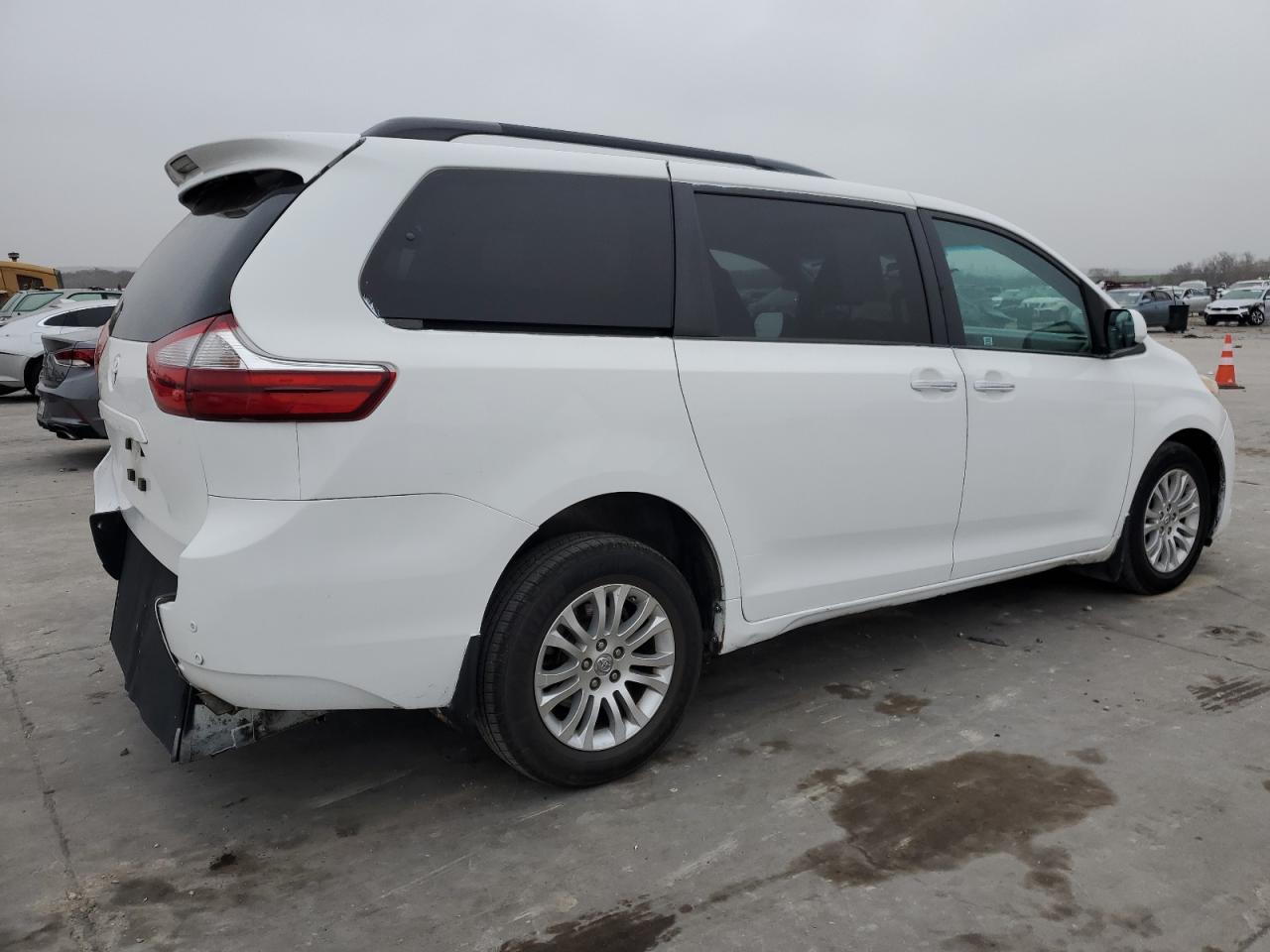 2017 Toyota Sienna - Image 3