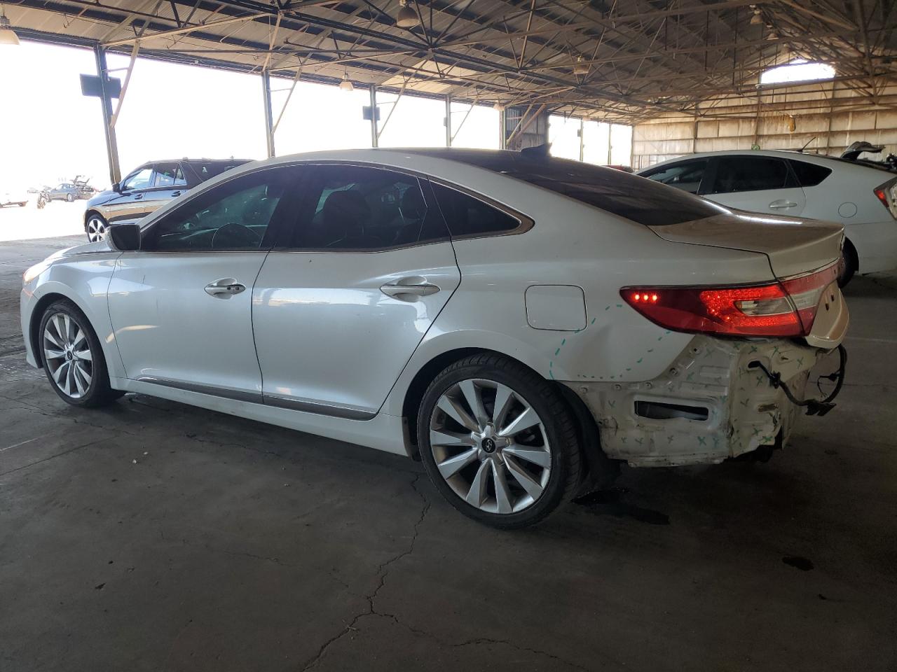 2016 Hyundai Azera - Image 2