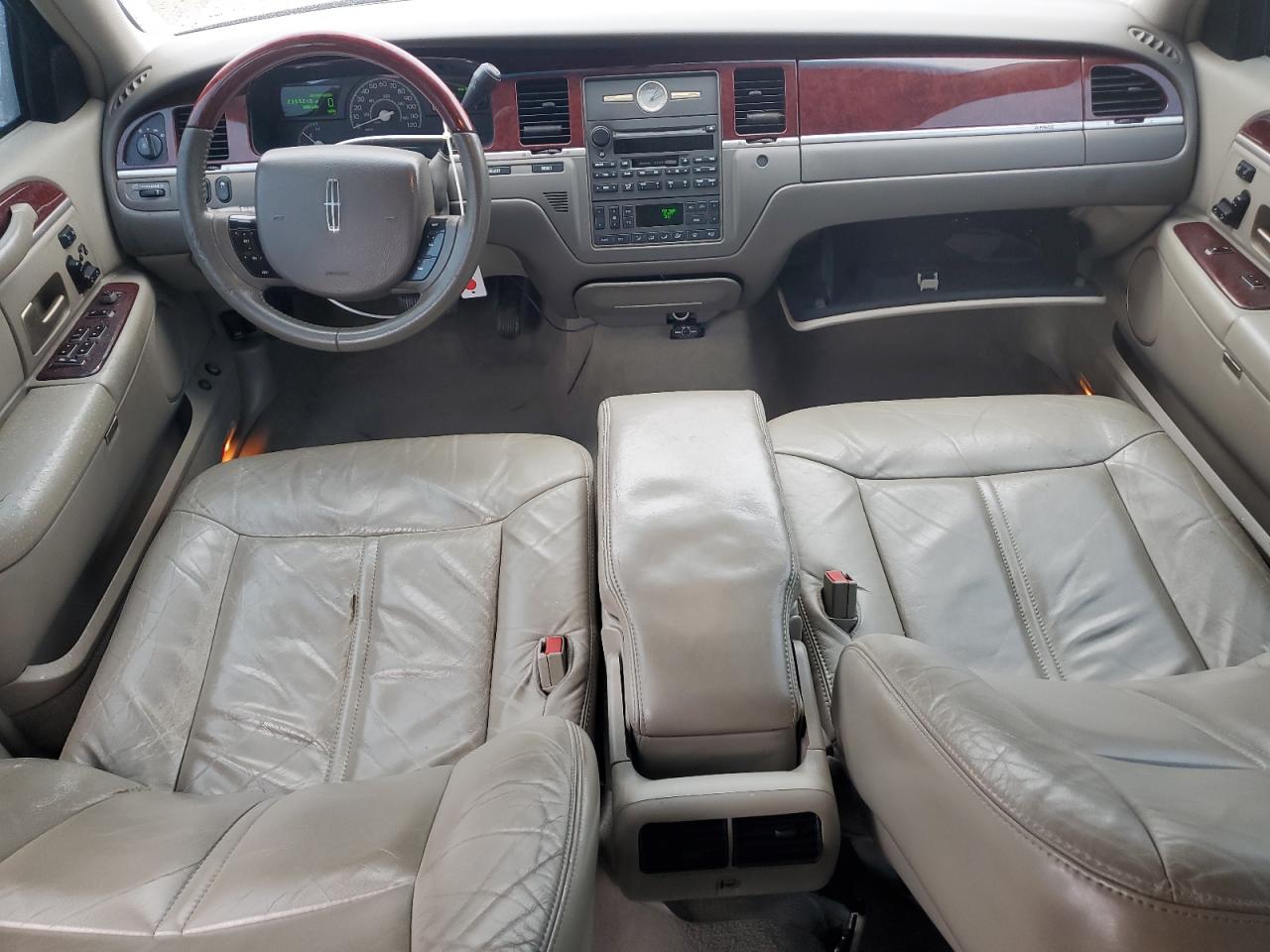 2005 Lincoln Town Car - Image 8