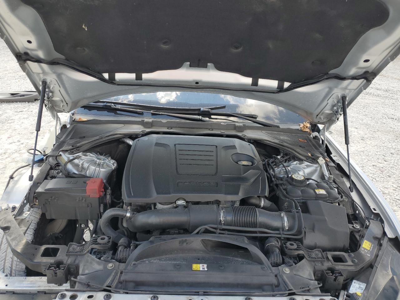 2018 Jaguar XE - Image 11