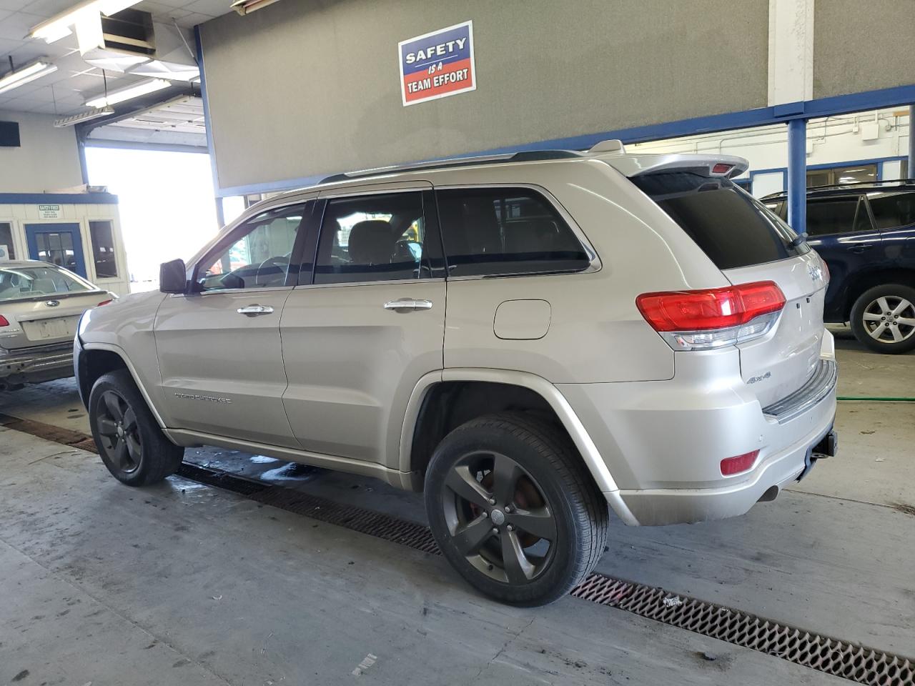 2015 Jeep Grand Cherokee - Image 2