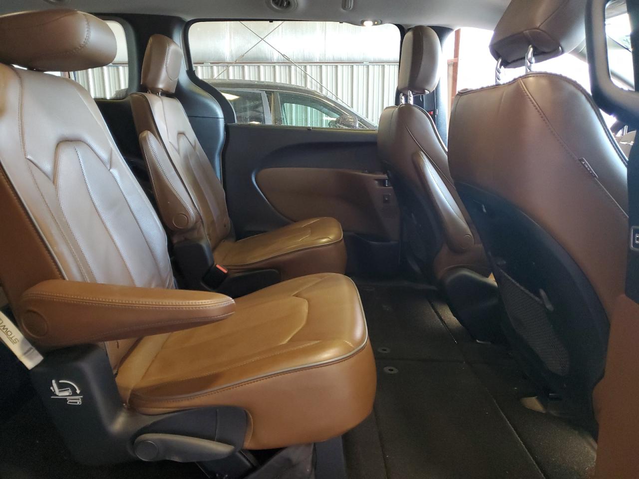 2017 Chrysler Pacifica - Image 11