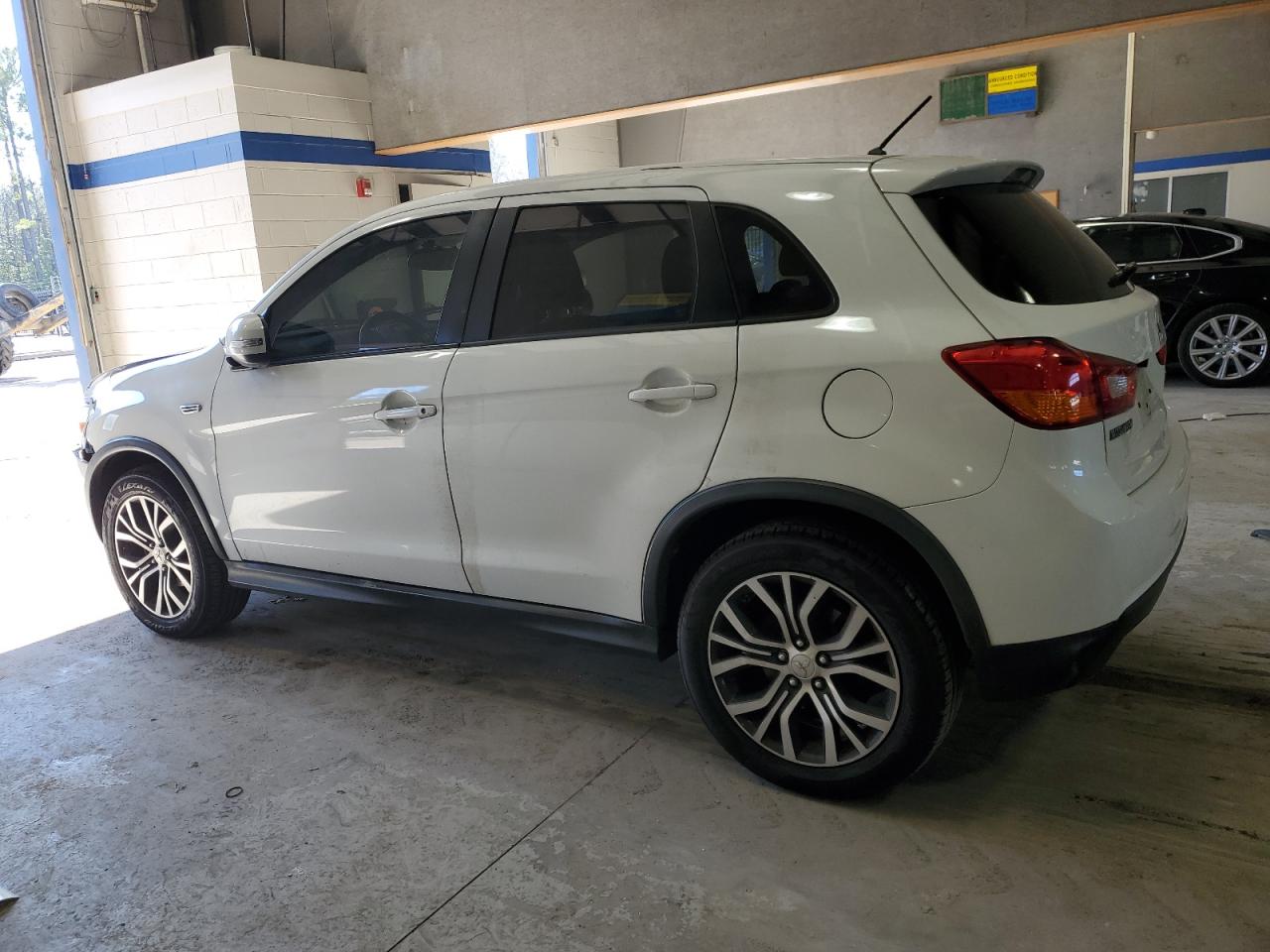 2016 Mitsubishi Outlander - Image 2