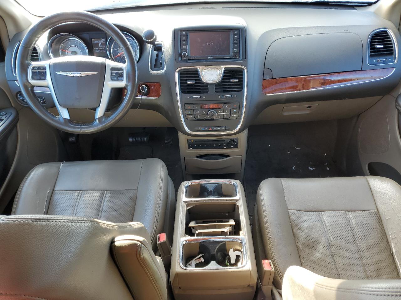 2013 Chrysler Town & Country - Image 8