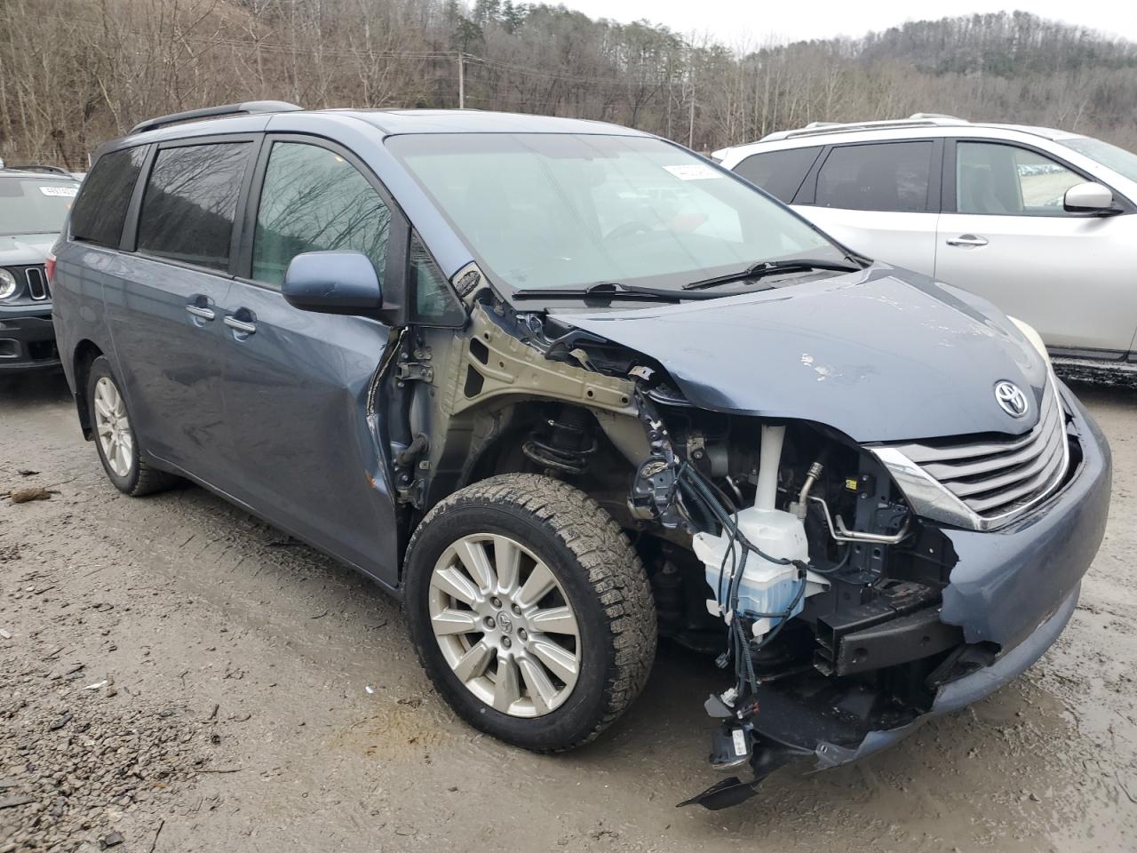 2017 Toyota Sienna - Image 4