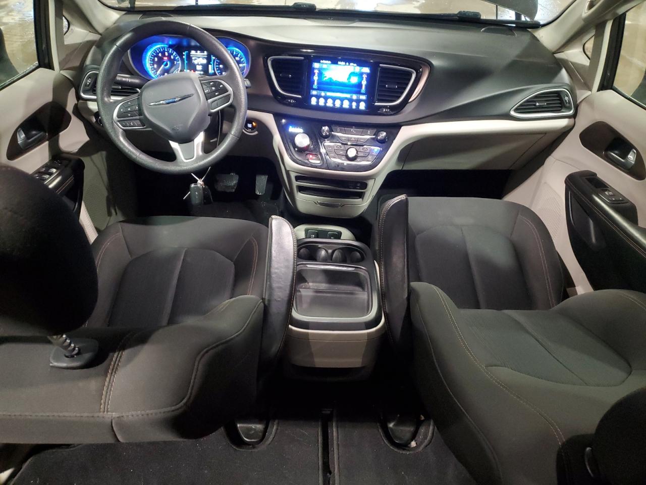 2017 Chrysler Pacifica - Image 8