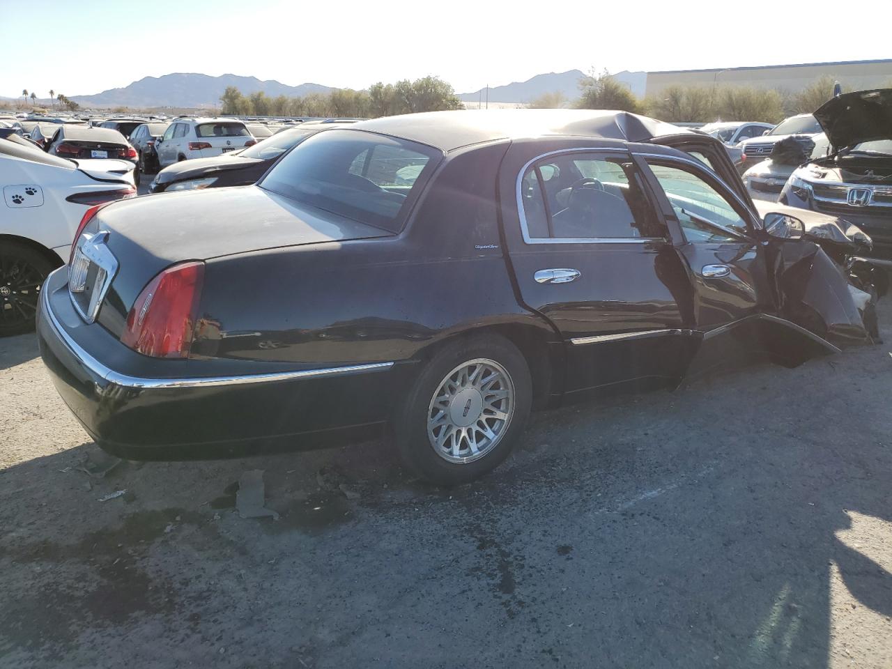 1999 Lincoln Town Car - Image 3