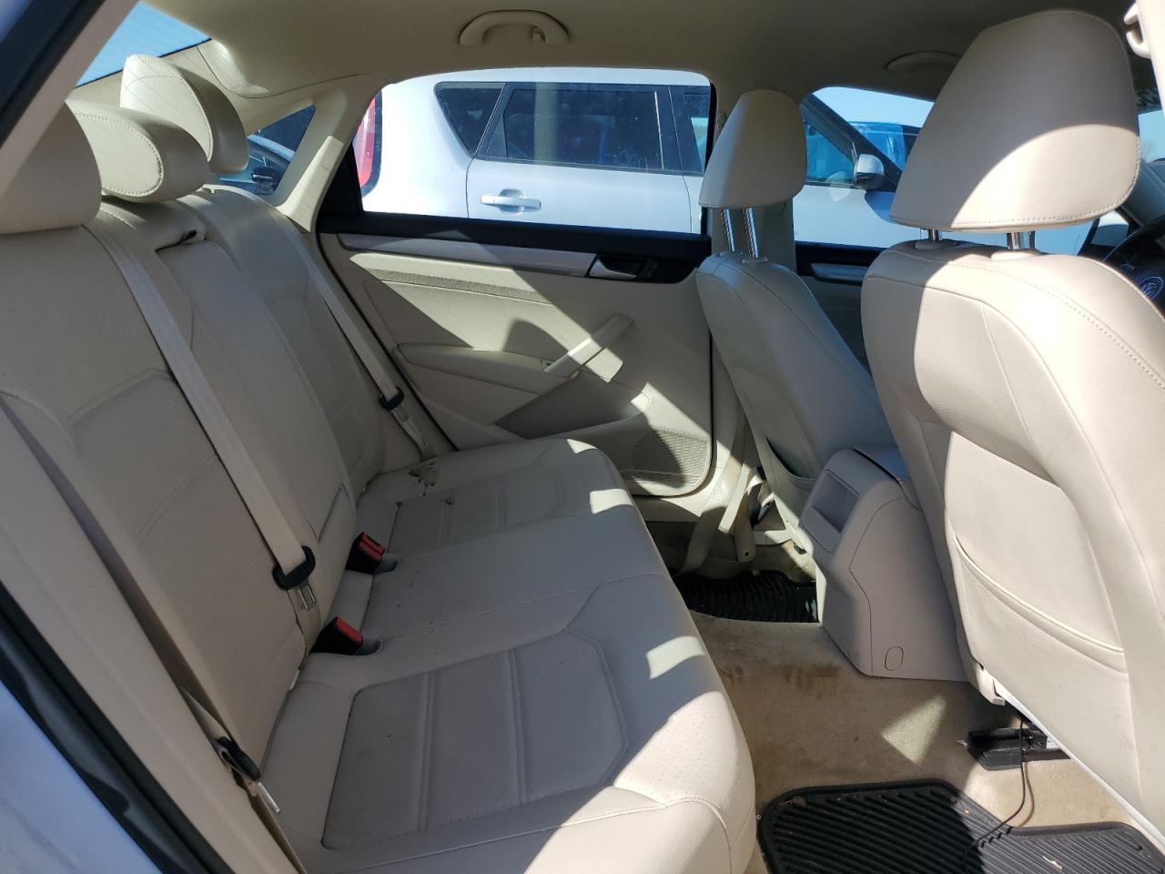 2015 Volkswagen Passat - Image 10