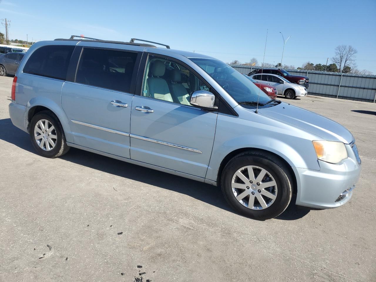 2012 Chrysler Town & Country - Image 4