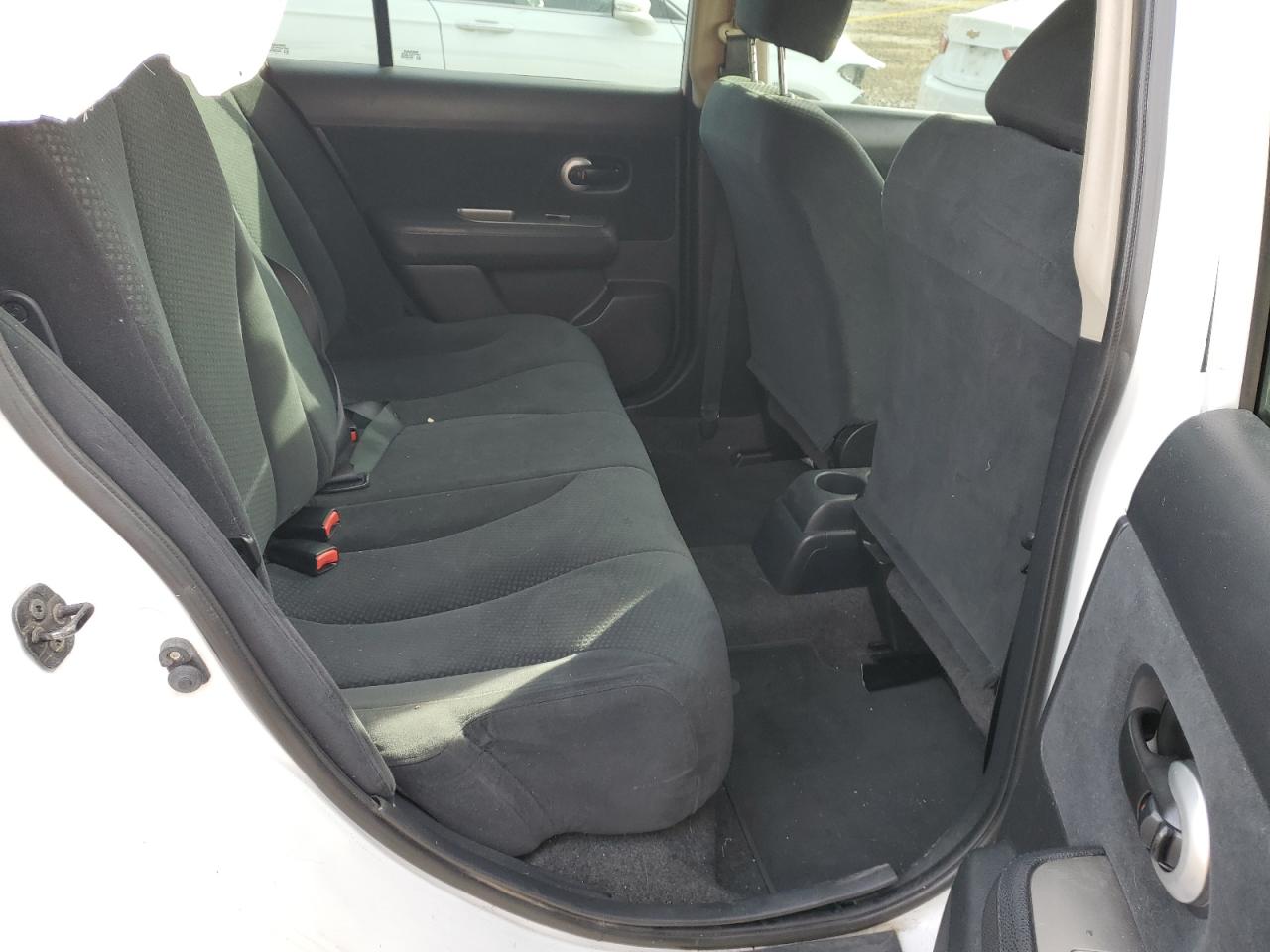 2011 Nissan Versa - Image 11