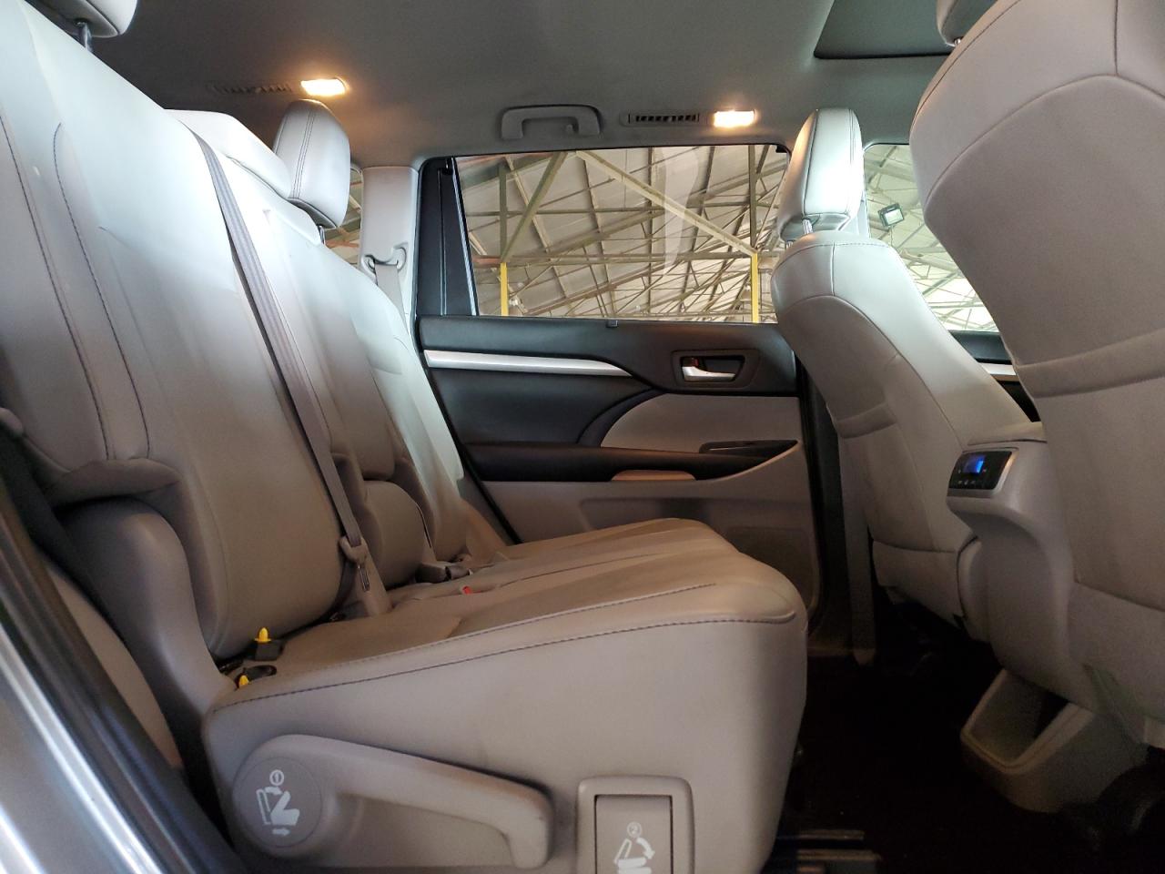 2019 Toyota Highlander - Image 11