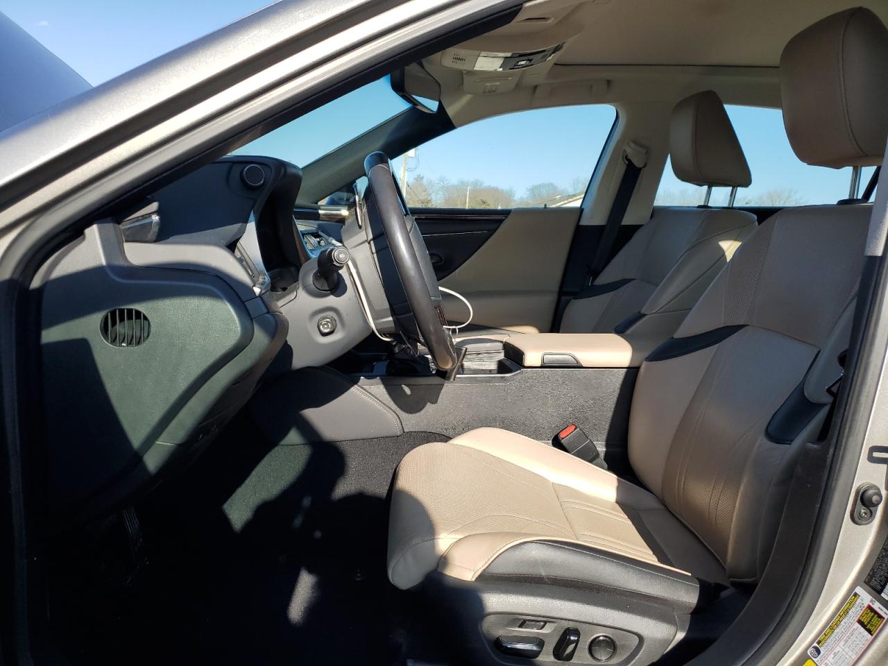 2020 Lexus ES - Image 7