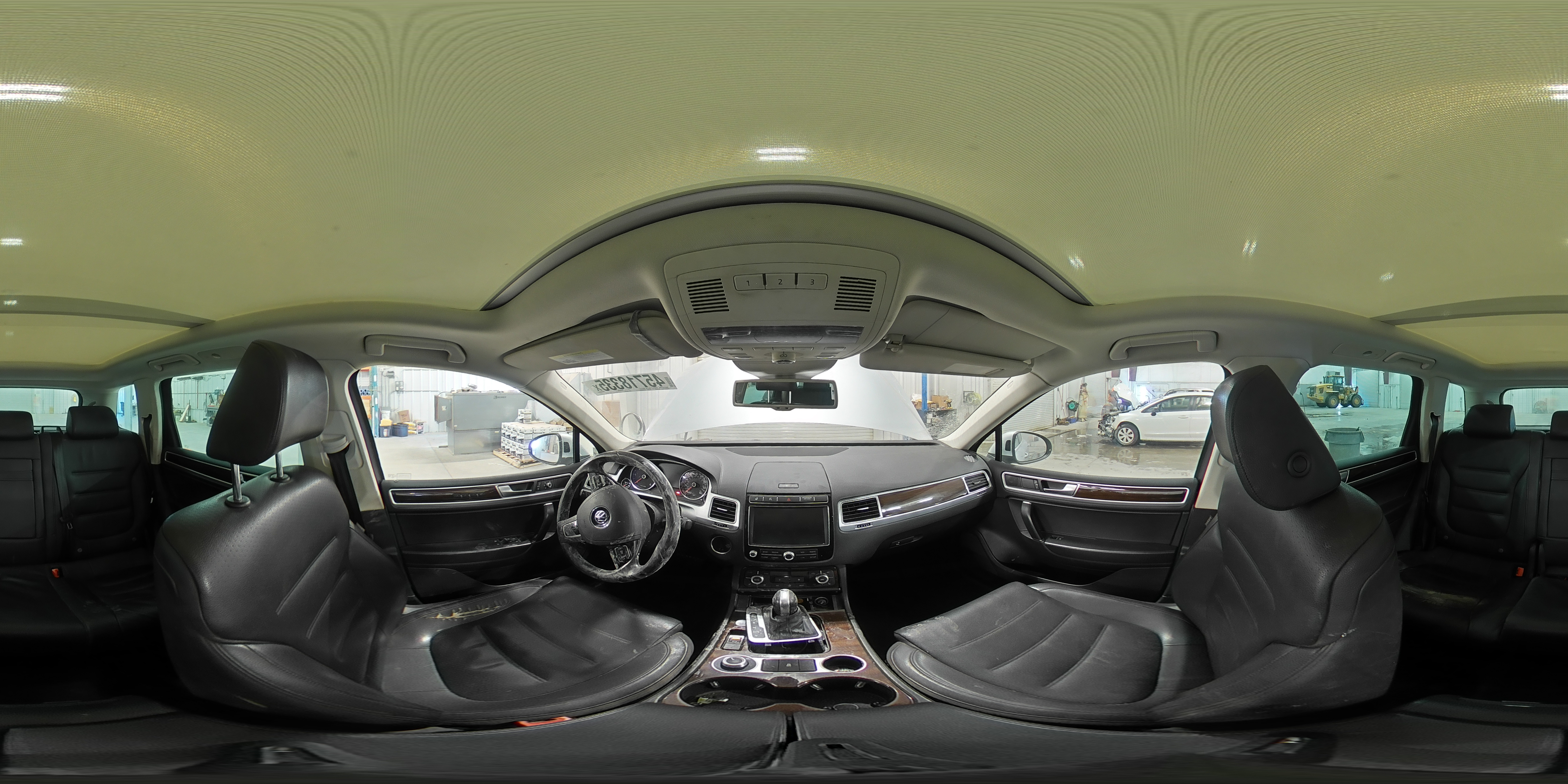 2016 Volkswagen Touareg - Image 14